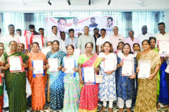 “ಗಾಂಧಿನಗರ ವಿಧಾನಸಭಾ ಕ್ಷೇತ್ರ: ಹಕ್ಕು ಪತ್ರ ವಿತರಣಾ ಕಾರ್ಯಕ್ರಮ”