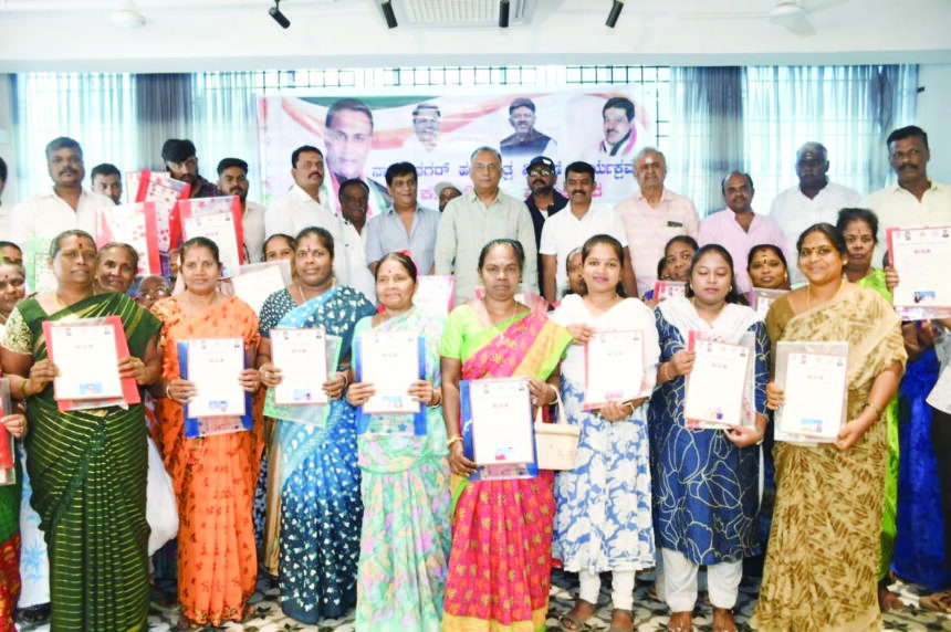 “ಗಾಂಧಿನಗರ ವಿಧಾನಸಭಾ ಕ್ಷೇತ್ರ: ಹಕ್ಕು ಪತ್ರ ವಿತರಣಾ ಕಾರ್ಯಕ್ರಮ”