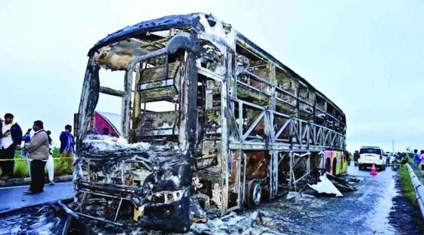 “ಭೀಕರ ಅಗ್ನಿ ದುರಂತ ೨೦ ಪ್ರಯಾಣಿಕರು ಸಾವು | ಕರ್ನೂಲ್ ಬಳಿಯ ಚಿನ್ನಟೇಕೂರು ಬಳಿ ದುರಂತ”