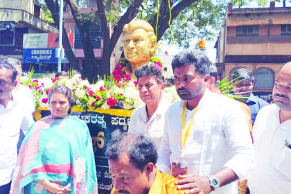 “ದೊಡ್ಡಬಳ್ಳಾಪುರದ ಜಯಚಾಮರಾಜೇಂದ್ರ ವೃತ್ತದಲ್ಲಿ ಡಾ.ರಾಜ್ ಕಂಚಿನ ಪ್ರತಿಮೆ ಅನಾವರಣಗೊಳಿಸಿದ ಶಿವರಾಜಕುಮಾರ್”
