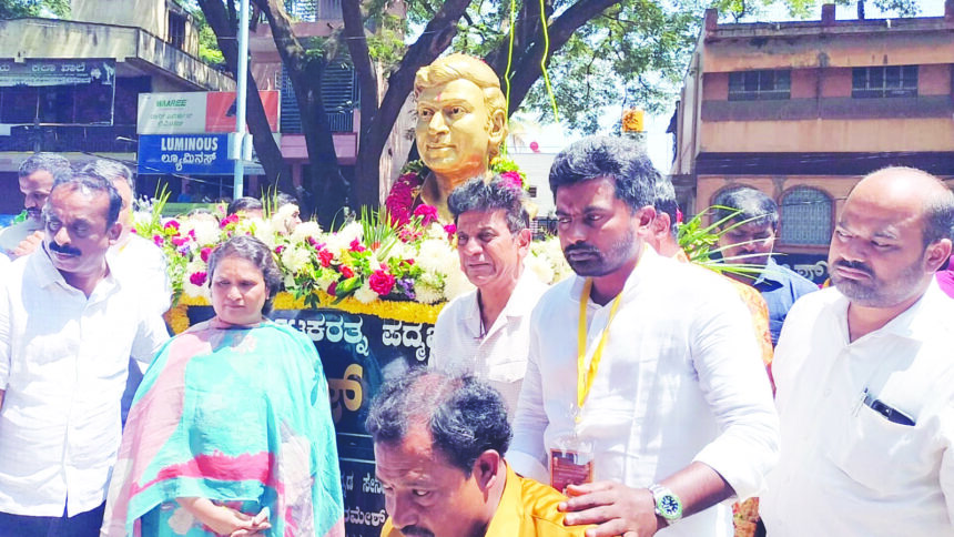 “ದೊಡ್ಡಬಳ್ಳಾಪುರದ ಜಯಚಾಮರಾಜೇಂದ್ರ ವೃತ್ತದಲ್ಲಿ ಡಾ.ರಾಜ್ ಕಂಚಿನ ಪ್ರತಿಮೆ ಅನಾವರಣಗೊಳಿಸಿದ ಶಿವರಾಜಕುಮಾರ್”