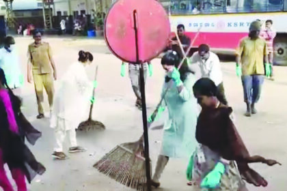 ತಹಸಿಲ್ದಾರ್ ಗಗನಸಿಂಧು ಪೊರಕೆ ಹಿಡಿದು ಸ್ವಚ್ಛ ಮಾಡಿ ಗಾಂಧಿಜೀ ಜಯಂತಿ ಆಚರಣೆ ಮಾಡಿದರು