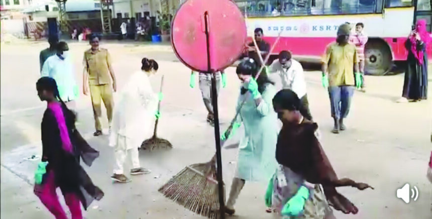 ತಹಸಿಲ್ದಾರ್ ಗಗನಸಿಂಧು ಪೊರಕೆ ಹಿಡಿದು ಸ್ವಚ್ಛ ಮಾಡಿ ಗಾಂಧಿಜೀ ಜಯಂತಿ ಆಚರಣೆ ಮಾಡಿದರು