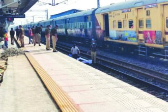 “ರೈಲು ಹಳಿ ದಾಟುವಾಗ ರೈಲು ಡಿಕ್ಕಿ ನಾಲ್ವರು ಪ್ರಯಾಣಿಕರು ಸಾವು”