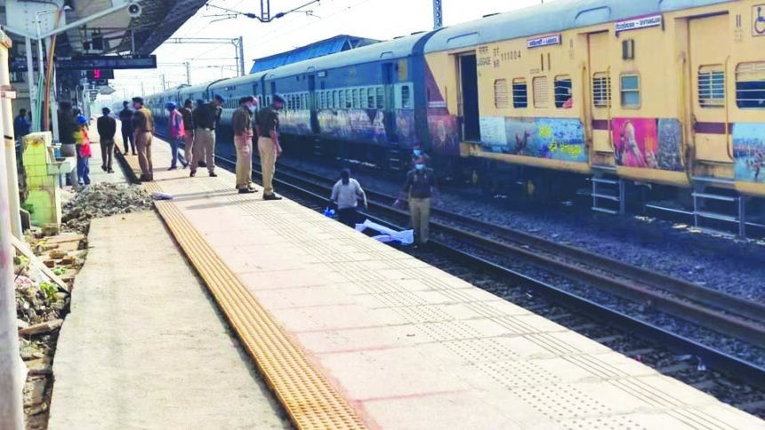 “ರೈಲು ಹಳಿ ದಾಟುವಾಗ ರೈಲು ಡಿಕ್ಕಿ ನಾಲ್ವರು ಪ್ರಯಾಣಿಕರು ಸಾವು”