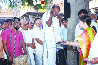 ತುಲಾಭಾರ ಸೇವೆ ನೆರೆವೇರಿಸಿದ ಹೆಚ್.ಡಿ. ಕುಮಾರಸ್ವಾಮಿ!