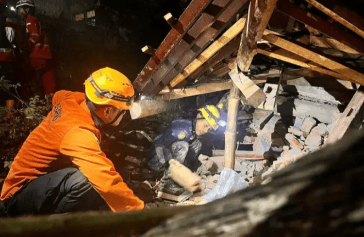 “ಇಂಡೋನೇಷ್ಯಾದಲ್ಲಿ ಭೂಕುಸಿತ ಇಬ್ಬರು ಸಾವು, ೨೧ ಮಂದಿ ನಾಪತ್ತೆ”