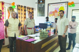 “ದಾಖಲೆ ಇಲ್ಲದ ಸುಮಾರು ೩೪ ಲಕ್ಷ ಹಣ ವಶಪಡಿಸಿಕೊಂಡ ಪೊಲೀಸರು”