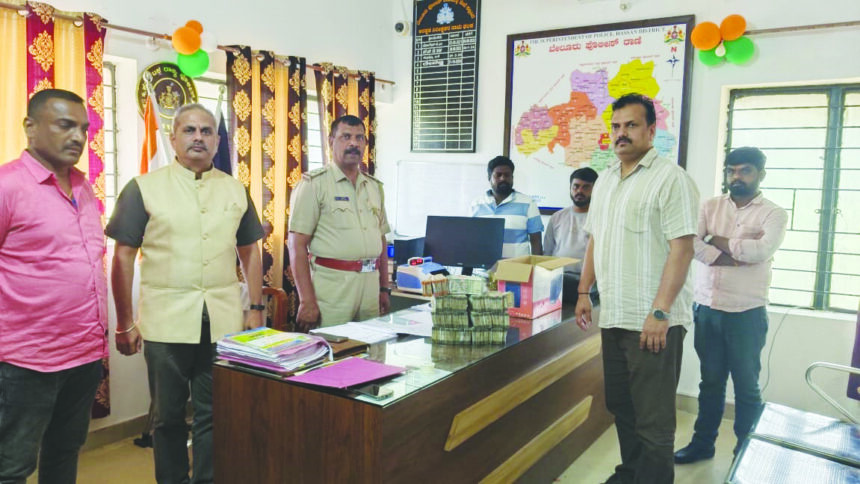 “ದಾಖಲೆ ಇಲ್ಲದ ಸುಮಾರು ೩೪ ಲಕ್ಷ ಹಣ ವಶಪಡಿಸಿಕೊಂಡ ಪೊಲೀಸರು”