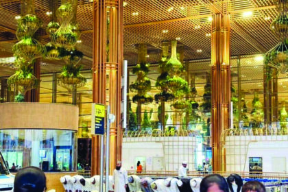 “ಹಜ್ ಯಾತ್ರಿಗಳಿಂದ ವಿಮಾನ ನಿಲ್ದಾಣದಲ್ಲಿ ನಮಾಜ್”