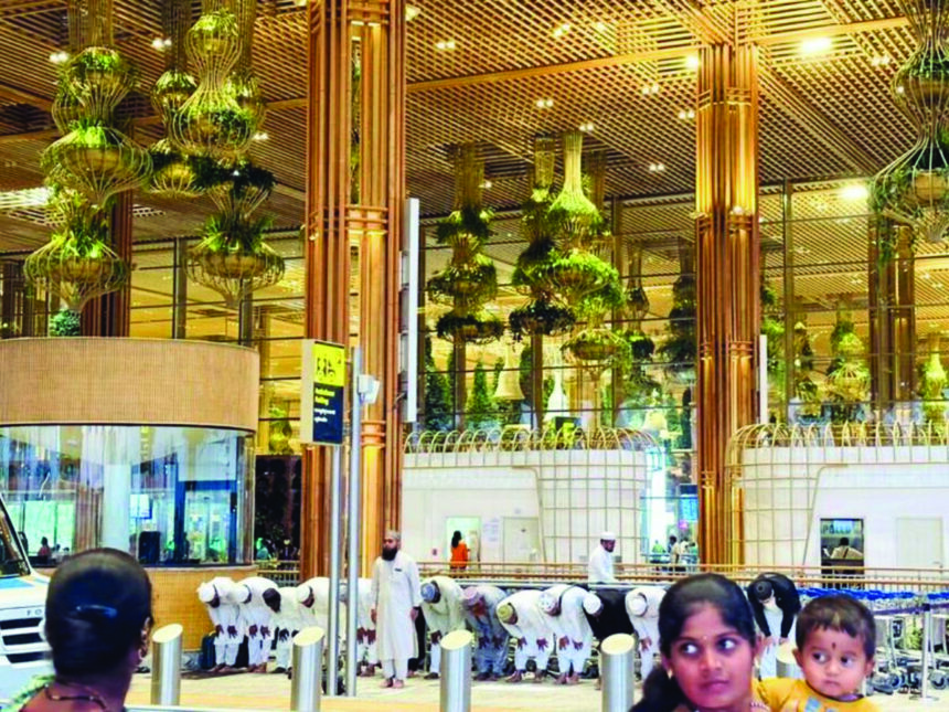 “ಹಜ್ ಯಾತ್ರಿಗಳಿಂದ ವಿಮಾನ ನಿಲ್ದಾಣದಲ್ಲಿ ನಮಾಜ್”