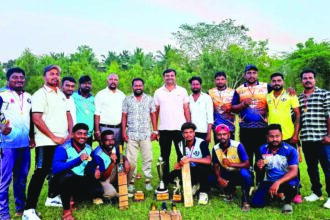 “ಕ್ರಿಕೆಟ್: ಚೊಚ್ಚಲ ಟ್ರೋಫಿ ಮುಡಿಗೇರಿಸಿಕೊಂಡ ಅರ್ಜುನ ವಾರಿಯರ್ಸ್ ತಂಡ”