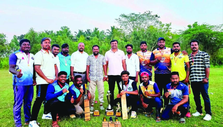 “ಕ್ರಿಕೆಟ್: ಚೊಚ್ಚಲ ಟ್ರೋಫಿ ಮುಡಿಗೇರಿಸಿಕೊಂಡ ಅರ್ಜುನ ವಾರಿಯರ್ಸ್ ತಂಡ”