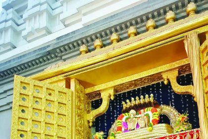 ವೈಕುಂಠ ಏಕಾದಶಿ ಅಂಗವಾಗಿ ಇಂದು ಬೆಳಿಗ್ಗೆ ಬೆಂಗಳೂರಿನ ಶ್ರೀ ಕೃಷ್ಣ ಶ್ರೀ ವೆಂಕಟೇಶ್ವರ ದೇವಸ್ಥಾನ (ಇಸ್ಕಾನ್) ದೇವಾಲಯಕ್ಕೆ ಮಾಜಿ ಸಚಿವರು ಹಾಗೂ ಹಾಲಿ ಶಾಸಕರಾದ ಕೆ.ಗೋಪಾಲಯ್ಯ ಅವರು ಕುಟುಂಬಸ್ಥರೊAದಿಗೆ ಭೇಟಿ ನೀಡಿ ವಿಶೇಷ ಪೂಜೆ ಸಲ್ಲಿಸಿದರು. ಇದೇ ಸಂದರ್ಭದಲ್ಲಿ ಬಿಬಿಎಂಪಿ ಮಾಜಿ ಉಪ ಮೇಯರ್ ಹೇಮಲತಾ ಗೋಪಾಲಯ್ಯ, ರಾಜೀವ್ ಗಾಂಧಿ ವಿಶ್ವವಿದ್ಯಾಲಯದ ಸೆನೆಟ್ ಸದಸ್ಯ ಡಾ.ಮಂಜುನಾಥ್ ಗೌಡ, ವೆಂಕಟೇಶ್, ವೆಂಕಟೇಶ್ ಮೂರ್ತಿ, ಭರತ್ ರೆಡ್ಡಿ, ರಾಮಪ್ಪ, ಇಸ್ಕಾನ್ ದೇವಸ್ಥಾನದ ಮಾಧವ ಹರಿದಾಸ್ ಹಾಗೂ ಸ್ಥಳೀಯ ಮುಖಂಡರುಗಳು ಹಾಜರಿದ್ದರು.