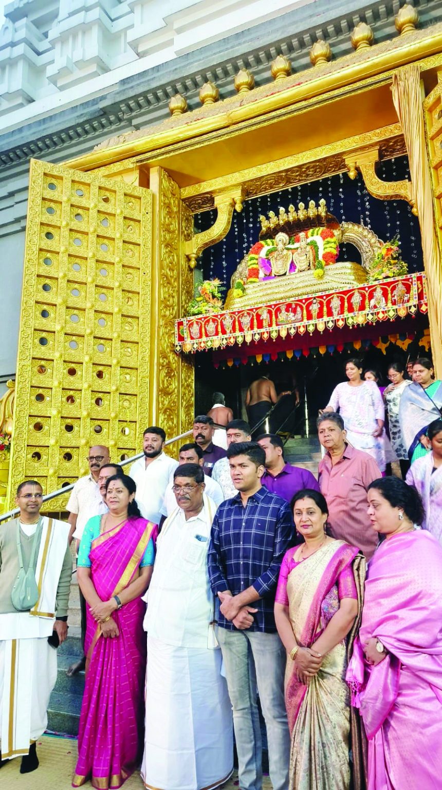 ವೈಕುಂಠ ಏಕಾದಶಿ ಅಂಗವಾಗಿ ಇಂದು ಬೆಳಿಗ್ಗೆ ಬೆಂಗಳೂರಿನ ಶ್ರೀ ಕೃಷ್ಣ ಶ್ರೀ ವೆಂಕಟೇಶ್ವರ ದೇವಸ್ಥಾನ (ಇಸ್ಕಾನ್) ದೇವಾಲಯಕ್ಕೆ ಮಾಜಿ ಸಚಿವರು ಹಾಗೂ ಹಾಲಿ ಶಾಸಕರಾದ ಕೆ.ಗೋಪಾಲಯ್ಯ ಅವರು ಕುಟುಂಬಸ್ಥರೊAದಿಗೆ ಭೇಟಿ ನೀಡಿ ವಿಶೇಷ ಪೂಜೆ ಸಲ್ಲಿಸಿದರು. ಇದೇ ಸಂದರ್ಭದಲ್ಲಿ ಬಿಬಿಎಂಪಿ ಮಾಜಿ ಉಪ ಮೇಯರ್ ಹೇಮಲತಾ ಗೋಪಾಲಯ್ಯ, ರಾಜೀವ್ ಗಾಂಧಿ ವಿಶ್ವವಿದ್ಯಾಲಯದ ಸೆನೆಟ್ ಸದಸ್ಯ ಡಾ.ಮಂಜುನಾಥ್ ಗೌಡ, ವೆಂಕಟೇಶ್, ವೆಂಕಟೇಶ್ ಮೂರ್ತಿ, ಭರತ್ ರೆಡ್ಡಿ, ರಾಮಪ್ಪ, ಇಸ್ಕಾನ್ ದೇವಸ್ಥಾನದ ಮಾಧವ ಹರಿದಾಸ್ ಹಾಗೂ ಸ್ಥಳೀಯ ಮುಖಂಡರುಗಳು ಹಾಜರಿದ್ದರು.