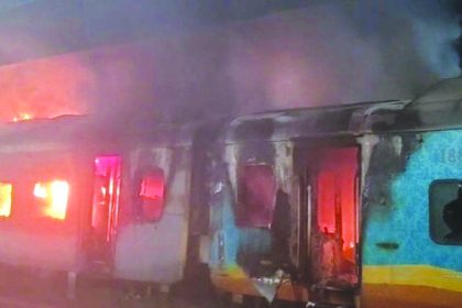 ರೈಲಿನಲ್ಲಿ ೨ ಬೋಗಿಗಳಲ್ಲಿ ಬೆಂಕಿ ಇಬ್ಬರು ವ್ಯಕ್ತಿಗಳು ಮೃತ್ಯು