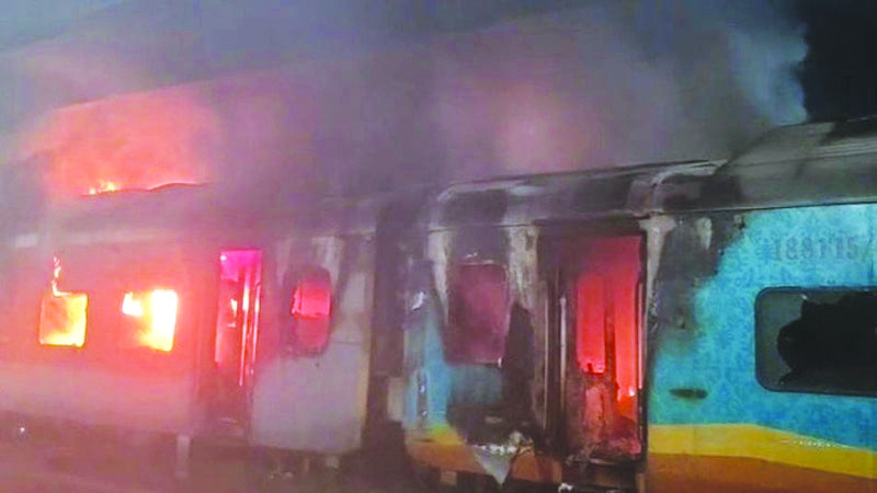 ರೈಲಿನಲ್ಲಿ ೨ ಬೋಗಿಗಳಲ್ಲಿ ಬೆಂಕಿ ಇಬ್ಬರು ವ್ಯಕ್ತಿಗಳು ಮೃತ್ಯು