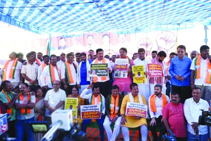 ಕೋಗಿಲು ಉಳಿಸಿ ಅಕ್ರಮ ವಲಸಿಗರನ್ನು ತೊಲಗಿಸಿ ಎಂದು ರಾಜ್ಯ ಸರ್ಕಾರದ ವಿರುದ್ಧ  ಭಾರತೀಯ ಜನತಾ ಪಾರ್ಟಿ ಇಂದು ಪ್ರತಿಭಟನೆ ನಡೆಸಿತು. ಪ್ರತಿಭಟನೆಯಲ್ಲಿ ವಿರೋಧ ಪಕ್ಷದ ನಾಯಕ ಆರ್.ಅಶೋಕ್, ವಿಧಾನ ಪರಿಷತ್ ವಿರೋಧ ಪಕ್ಷದ ನಾಯಕ ಛಲವಾದಿ ನಾರಾಯಣಸ್ವಾಮಿ, ವಿಧಾನ ಪರಿಷತ್ ಸದಸ್ಯ ಸಿ.ಟಿ.ರವಿ,  ಶಾಸಕರಾದ ಡಾ.ಸಿ.ಎನ್.ಅಶ್ವಥ್ ನಾರಾಯಣ್, ವಿಶ್ವನಾಥ್, ಬಿಜೆಪಿ ಉತ್ತರ ಘಟಕದ ಅಧ್ಯಕ್ಷ ಎಸ್.ಹರೀಶ್ ಹಾಗೂ ಇತರರು ಹಾಜರಿದ್ದರು.