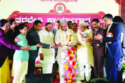 ಅಭಿಯೋಗ ಮತ್ತು ಸರ್ಕಾರಿ ವ್ಯಾಜ್ಯಗಳ ಇಲಾಖೇ ಹಾಗೂ ಕರ್ನಾಟಕ ರಾಜ್ಯ ಅಭೀಯೋಜನಾಧಿಕಾರಿಗಳ ಸಂಘ ಬೆಂಗಳೂರು ಇವರುಗಳ ಸಂಯುಕ್ತಾಶ್ರಯದಲ್ಲಿ ತರಬೇತಿ ಕಾರ್ಯಾಗಾರ ಹಾಗೂ ರಾಜ್ಯ ಮಟ್ಟದ ಸಮ್ಮೇಳನವನ್ನು ಮುಖ್ಯಮಂತ್ರಿ ಸಿದ್ದರಾಮಯ್ಯ ಅವರು ಉದ್ಘಾಟಿಸಿದರು. ಸಚಿವರಾದ ಜಿ. ಪರಮೇಶ್ವರ್, ಎಚ್.ಕೆ. ಪಾಟೀಲ್ ಉಪಸ್ಥಿತರಿದ್ದರು.