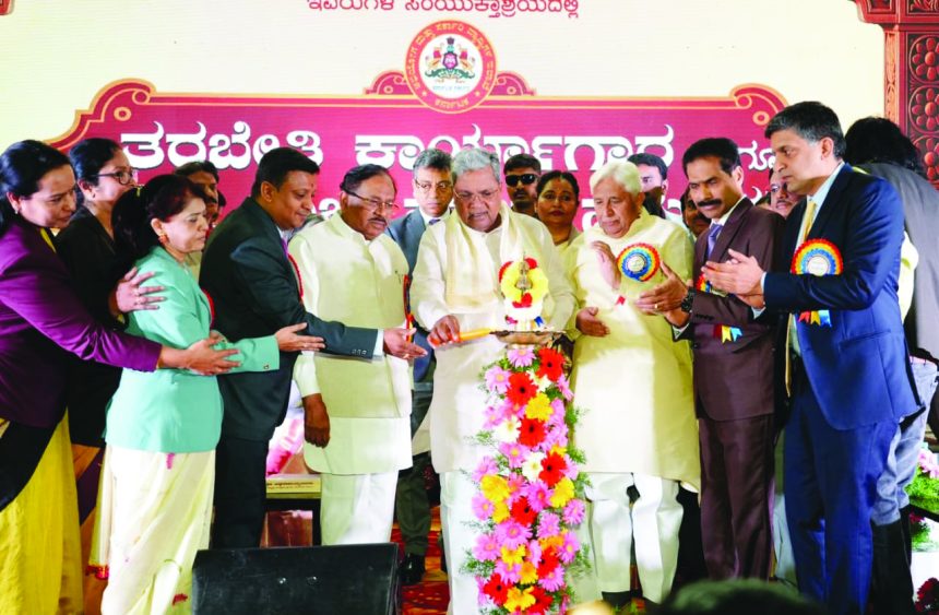 ಅಭಿಯೋಗ ಮತ್ತು ಸರ್ಕಾರಿ ವ್ಯಾಜ್ಯಗಳ ಇಲಾಖೇ ಹಾಗೂ ಕರ್ನಾಟಕ ರಾಜ್ಯ ಅಭೀಯೋಜನಾಧಿಕಾರಿಗಳ ಸಂಘ ಬೆಂಗಳೂರು ಇವರುಗಳ ಸಂಯುಕ್ತಾಶ್ರಯದಲ್ಲಿ ತರಬೇತಿ ಕಾರ್ಯಾಗಾರ ಹಾಗೂ ರಾಜ್ಯ ಮಟ್ಟದ ಸಮ್ಮೇಳನವನ್ನು ಮುಖ್ಯಮಂತ್ರಿ ಸಿದ್ದರಾಮಯ್ಯ ಅವರು ಉದ್ಘಾಟಿಸಿದರು. ಸಚಿವರಾದ ಜಿ. ಪರಮೇಶ್ವರ್, ಎಚ್.ಕೆ. ಪಾಟೀಲ್ ಉಪಸ್ಥಿತರಿದ್ದರು.