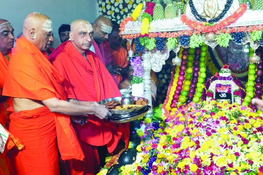 ಸಿದ್ದಗಂಗಾ ಮಠಾಧೀಶ ಡಾ. ಶ್ರೀ ಶಿವಕುಮಾರ್ ಸ್ವಾಮೀಜಿಗಳ ೭ನೇ ವರ್ಷದ ಪುಣ್ಯೋತ್ಸವ ಅಂಗವಾಗಿ ಇಂದು ಮಠದ ಆವರಣದಲ್ಲಿ ನಡೆದ ವಿಶೇಷ ಪೂಜಾ ಕಾರ್ಯಕ್ರಮಗಳು ಮತ್ತು ಶ್ರೀಗಳ ಪುತ್ಥಳಿಗಳ ಮೆರವಣಿಗೆ ಸಂದರ್ಭದಲ್ಲಿ ಮಠದ ಭಕ್ತರು ಪಾಲ್ಗೊಂಡಿದ್ದರು.