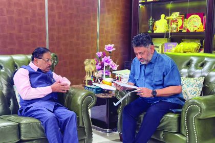 ಗೃಹ ಸಚಿವರಾದ ಡಾ. ಜಿ.ಪರಮೇಶ್ವರ ಅವರು ಉಪಮುಖ್ಯಮಂತ್ರಿ ಡಿ.ಕೆ.ಶಿವಕುಮಾರ್ ಅವರನ್ನು ಸದಾಶಿವ ನಗರದ ನಿವಾಸದಲ್ಲಿ ಭೇಟಿ ಮಾಡಿದರು. ಯುವ ಸಬಲೀಕರಣ ಮತ್ತು ಕ್ರೀಡಾ ಇಲಾಖೆ ಹಾಗೂ ಕರ್ನಾಟಕ ರಾಜ್ಯ ಒಲಂಪಿಕ್ ಸಂಸ್ಥೆಯ ಸಹಯೋಗದಲ್ಲಿ ಆಯೋಜಿಸಿರುವ ಜನವರಿ ೧೬ ರಿಂದ ೨೨ರವರೆಗೆ ತುಮಕೂರಿನಲ್ಲಿ ನಡೆಯಲಿರುವ `ಕರ್ನಾಟಕ ಕ್ರೀಡಾಕೂಟ’ದ ಕಾರ್ಯಕ್ರಮಕ್ಕೆ ಆಗಮಿಸುವಂತೆ ಉಪಮುಖ್ಯಮಂತ್ರಿಗಳಾದ ಡಿ.ಕೆ.ಶಿವಕುಮಾರ್ ಅವರಿಗೆ ಆಹ್ವಾನ ಪತ್ರಿಕೆ ನೀಡಿದರು.