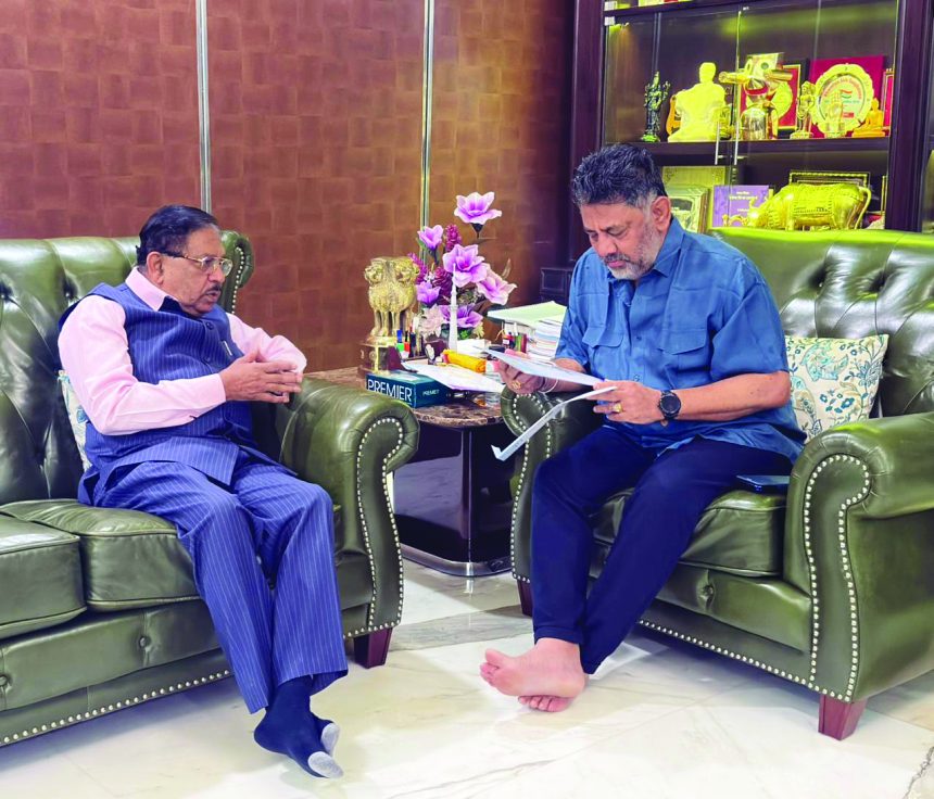 ಗೃಹ ಸಚಿವರಾದ ಡಾ. ಜಿ.ಪರಮೇಶ್ವರ ಅವರು ಉಪಮುಖ್ಯಮಂತ್ರಿ ಡಿ.ಕೆ.ಶಿವಕುಮಾರ್ ಅವರನ್ನು ಸದಾಶಿವ ನಗರದ ನಿವಾಸದಲ್ಲಿ ಭೇಟಿ ಮಾಡಿದರು. ಯುವ ಸಬಲೀಕರಣ ಮತ್ತು ಕ್ರೀಡಾ ಇಲಾಖೆ ಹಾಗೂ ಕರ್ನಾಟಕ ರಾಜ್ಯ ಒಲಂಪಿಕ್ ಸಂಸ್ಥೆಯ ಸಹಯೋಗದಲ್ಲಿ ಆಯೋಜಿಸಿರುವ ಜನವರಿ ೧೬ ರಿಂದ ೨೨ರವರೆಗೆ ತುಮಕೂರಿನಲ್ಲಿ ನಡೆಯಲಿರುವ `ಕರ್ನಾಟಕ ಕ್ರೀಡಾಕೂಟ’ದ ಕಾರ್ಯಕ್ರಮಕ್ಕೆ ಆಗಮಿಸುವಂತೆ ಉಪಮುಖ್ಯಮಂತ್ರಿಗಳಾದ ಡಿ.ಕೆ.ಶಿವಕುಮಾರ್ ಅವರಿಗೆ ಆಹ್ವಾನ ಪತ್ರಿಕೆ ನೀಡಿದರು.