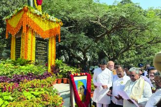 ಮುಖ್ಯಮಂತ್ರಿ ಸಿದ್ದರಾಮಯ್ಯ ಅವರು ವಿಧಾನಸೌಧದ ಪೂರ್ವ ದಿಕ್ಕಿನಲ್ಲಿ ಮರುಪ್ರತಿಷ್ಠಾಪನೆ ಮಾಡಿರುವ ನೇತಾಜಿ ಸುಭಾಷ್ ಚಂದ್ರ ಬೋಸ್ ರವರ ಪ್ರತಿಮೆಯನ್ನು ಲೋಕಾರ್ಪಣೆಗೊಳಿಸಿ, ಬೋಸ್ ಅವರ ಜನ್ಮ ದಿನದ ಅಂಗವಾಗಿ ಭಾವಚಿತ್ರಕ್ಕೆ ಮಾಲಾರ್ಪಣೆ ಮಾಡಿ ವಂದಿಸಿದರು. ಶಾಸಕರಾದ ರಿಜ್ವಾನ್ ಅರ್ಷದ್, ಮುಖ್ಯಮಂತ್ರಿಗಳ ರಾಜಕೀಯ ಕಾರ್ಯದರ್ಶಿ ನಸೀರ್ ಅಹಮದ್ ಸೇರಿ ಹಲವು ಗಣ್ಯರು ಉಪಸ್ಥಿತರಿದ್ದರು.