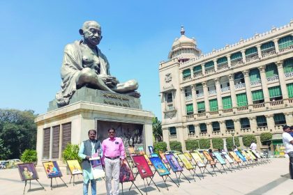 ಚಿತ್ರಕಲಾ ಶಿಕ್ಷಕರಿಗೆ ವೇದಿಕೆಯಾದ  ಗಾಂಧಿ ಆವರಣ  ಅದಿವೇಶನ ನಡೆಯುತ್ತಿರುವ ಸಂದರ್ಭದಲ್ಲಿ ಬೆಂಗಳೂರಿನ ಶಕ್ತಿ ಕೇಂದ್ರ ವಿಧಾನಸೌಧ ಆವರಣದಲ್ಲಿರುವ ಗಾಂಧಿ ಪುತ್ತಳಿ ಎದುರು ಗದಗ ಜಿಲ್ಲಾ ಚಿತ್ರಕಲ ಶಿಕ್ಷಕರ ಸಂಘದ ಕಲಾವಿದರ ಕಲಾಕೃತಿಗಳಿಗೆ ವೇದಿಕೆ ನೀಡಲಾಗಿದೆ.  ಪಂಚಾಕ್ಷರಯ್ಯ ಎಸ್ ಹಿರೇಮಠ ಅವರು ಚಿತ್ರ ಪ್ರದರ್ಶನದ ಉಸ್ತುವಾರಿ ಹೊತ್ತಿದ್ದಾರೆ. ಸಚಿವರು, ಶಾಸಕರು, ಅಧಿಕಾರಿಗಳು ಆದಿಯಾಗಿ ಪರಿಷತ್ತಿನ ಕಲಾಪಗಳನ್ನು ವೀಕ್ಷಿಸಲು ಆಗಮಿಸುತ್ತಿರುವ ಅನೇಕ ಶಾಲೆಗಳ ವಿದ್ಯಾರ್ಥಿಗಳು ಈ ಪ್ರದರ್ಶನವನ್ನು ಕಣ್ಣು ತುಂಬಿಕೊಳ್ಳುತ್ತಿದ್ದಾರೆ.