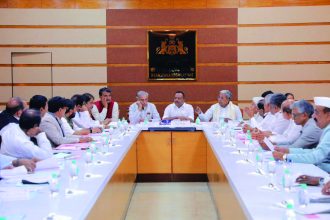 ಮುಖ್ಯಮಂತ್ರಿ ಸಿದ್ದರಾಮಯ್ಯ ಅವರು, ಕರ್ನಾಟಕ ವಿಧಾನ ಪರಿಷತ್ತು ಮತ್ತು ಕರ್ನಾಟಕ ವಿಧಾನ ಸಭೆಯ ಕಾರ್ಯಕಲಾಪಗಳ ಸಲಹಾ ಸಮಿತಿಗಳ ಜಂಟಿ ಸಭೆಯಲ್ಲಿ ಪಾಲ್ಗೊಂಡರು. ವಿಧಾನಸಭಾಧ್ಯಕ್ಷರಾದ ಯು.ಟಿ.ಖಾದರ್, ಸಭಾಪತಿ ಬಸವರಾಜ ಹೊರಟ್ಟಿ, ವಿರೋಧ ಪಕ್ಷದ ನಾಯಕರಾದ ಆರ್.ಅಶೋಕ್ ಸೇರಿ ಆಡಳಿತ ಪಕ್ಷದ ಸಚಿವರು, ವಿರೋಧ ಪಕ್ಷಗಳ ಮುಖಂಡರುಗಳು ಸಭೆಯಲ್ಲಿದ್ದರು.