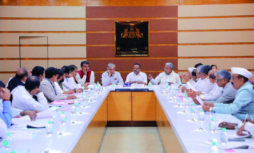 ಮುಖ್ಯಮಂತ್ರಿ ಸಿದ್ದರಾಮಯ್ಯ ಅವರು, ಕರ್ನಾಟಕ ವಿಧಾನ ಪರಿಷತ್ತು ಮತ್ತು ಕರ್ನಾಟಕ ವಿಧಾನ ಸಭೆಯ ಕಾರ್ಯಕಲಾಪಗಳ ಸಲಹಾ ಸಮಿತಿಗಳ ಜಂಟಿ ಸಭೆಯಲ್ಲಿ ಪಾಲ್ಗೊಂಡರು. ವಿಧಾನಸಭಾಧ್ಯಕ್ಷರಾದ ಯು.ಟಿ.ಖಾದರ್, ಸಭಾಪತಿ ಬಸವರಾಜ ಹೊರಟ್ಟಿ, ವಿರೋಧ ಪಕ್ಷದ ನಾಯಕರಾದ ಆರ್.ಅಶೋಕ್ ಸೇರಿ ಆಡಳಿತ ಪಕ್ಷದ ಸಚಿವರು, ವಿರೋಧ ಪಕ್ಷಗಳ ಮುಖಂಡರುಗಳು ಸಭೆಯಲ್ಲಿದ್ದರು.