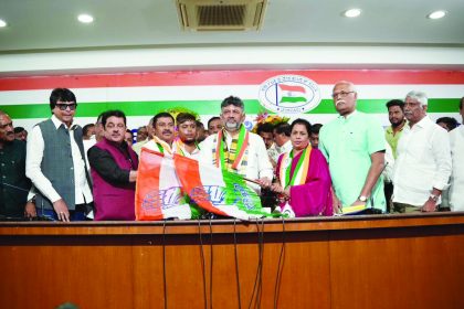 ಜೆ ಡಿ ಎಸ್ ಮುಖಂಡ, ಜೆ ಡಿ ಎಸ್ ನ ಗೋವಿಂದರಾಜ್, ಅವರ ಪತ್ನಿ ಗೌರಮ್ಮ ಮತ್ತಿತರರು ಕೆಪಿಸಿಸಿ ಅಧ್ಯಕ್ಷರು, ಡಿಸಿಎಂ ಡಿ ಕೆ ಶಿವಕುಮಾರ್ ಹಾಗೂ ಸಚಿವ ಜಮೀರ್ ಅಹ್ಮದ್ ಖಾನ್ ಅವರ ಸಮ್ಮುಖದಲ್ಲಿ ಕಾಂಗ್ರೆಸ್ ಕಚೇರಿಯಲ್ಲಿ ಇಂದು ಕಾಂಗ್ರೆಸ್ ಪಕ್ಷಕ್ಕೆ ಸೇರ್ಪಡೆಯಾದರು.