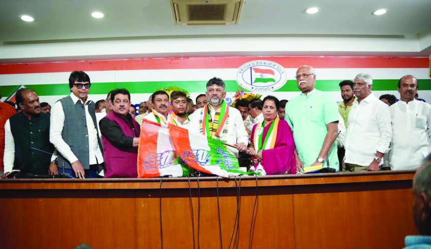 ಜೆ ಡಿ ಎಸ್ ಮುಖಂಡ, ಜೆ ಡಿ ಎಸ್ ನ ಗೋವಿಂದರಾಜ್, ಅವರ ಪತ್ನಿ ಗೌರಮ್ಮ ಮತ್ತಿತರರು ಕೆಪಿಸಿಸಿ ಅಧ್ಯಕ್ಷರು, ಡಿಸಿಎಂ ಡಿ ಕೆ ಶಿವಕುಮಾರ್ ಹಾಗೂ ಸಚಿವ ಜಮೀರ್ ಅಹ್ಮದ್ ಖಾನ್ ಅವರ ಸಮ್ಮುಖದಲ್ಲಿ ಕಾಂಗ್ರೆಸ್ ಕಚೇರಿಯಲ್ಲಿ ಇಂದು ಕಾಂಗ್ರೆಸ್ ಪಕ್ಷಕ್ಕೆ ಸೇರ್ಪಡೆಯಾದರು.