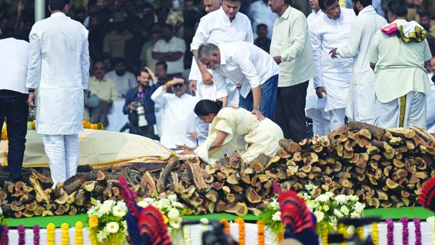 ಸಕಲ ಸರ್ಕಾರಿ ಗೌರವಗಳೊಂದಿಗೆ ಅಜಿತ್ ಪವಾರ್ ಅಂತ್ಯಕ್ರಿಯೆ