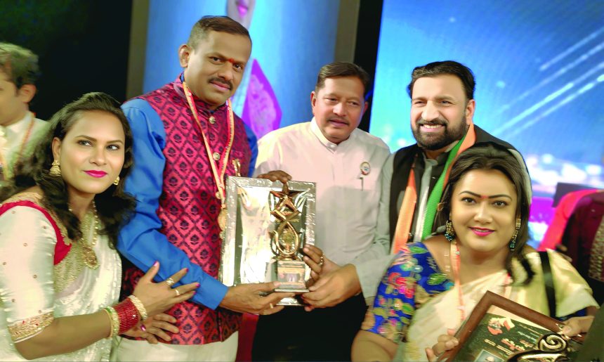 ಶಿಕ್ಷಣ ಕ್ಷೇತ್ರದಲ್ಲಿ ಅತ್ಯುತ್ತಮ ಸೇವೆ ಸಲ್ಲಿಸಿರುವ ರಾಯಲ್ ಡಾ. ಗುರುಮೂರ್ತಿ ರವರಿಗೆ ಸಾಮ್ರಾಟ್ ಸ್ಟಾರ್ ಅವಾರ್ಡ್ ಪ್ರಶಸ್ತಿ ಪ್ರದಾನ ಮೈಸೂರು: ಬೆಂಗಳೂರು ಜೆ.ಸಿ. ರಸ್ತೆ ರವೀಂದ್ರ ಕಲಾಕ್ಷೇತ್ರದಲ್ಲಿ, ಓಂ ಶ್ರೀ ಸಾಯಿರಾಂ ಸಾಂಸ್ಕöÈತಿಕ ಕಲಾ ವೇದಿಕೆಯ ವೇದಿಕೆಯ ಪ್ರಧಾನ ಕಾರ್ಯದರ್ಶಿ ಮೈಸೂರು ಮಂಜುಳ(ಜೂ. ಮಾಲಾಶ್ರೀ) ಹಮ್ಮಿಕೊಂಡ ಕಾರ್ಯಕ್ರಮದಲ್ಲಿ, ಬೆಂಗಳೂರು ಇಟ್ಟಮಡುನಲ್ಲಿರುವ ಎಸ್.ಆರ್.ಟಿ ವಿದ್ಯಾಸಂಸ್ಥೆಯ ಪ್ರಾಂಶುಪಾಲರಾದ ರಾಯಲ್ ಡಾ.ಗುರುಮೂರ್ತಿ ರವರು, ಎಸ್.ಎಸ್.ಎಲ್.ಸಿ ವಿದ್ಯಾರ್ಥಿಗಳು ಅತಿ ಹೆಚ್ಚಿನ ಅಂಕಗಳನ್ನು ಪಡೆಯಲು ಉತ್ತಮ ಶಿಕ್ಷಣ ನೀಡುತ್ತಿರುವ ಹಾಗೂ ಸಾಮಾಜಿಕ ಸೇವೆಗಳನ್ನು ಮಾಡುತ್ತಿರುವ ಡಾ. ರಾಯಲ್ ಗುರುಮೂರ್ತಿ ರವರಿಗೆ ಸಾಮ್ರಾಟ್ ಸ್ಟಾರ್ ಅವಾರ್ಡ್ ಪ್ರಶಸ್ತಿಯನ್ನು, ಚಿತ್ರನಟ ಶಶಿಧರ್ ಕೋಟೆ ರವರು ನೀಡಿ ಗೌರವಿಸಿದರು, ಕಾರ್ಯಕ್ರಮದಲ್ಲಿ  ಮೈಸೂರು ಲತಾ (ಜೂ. ರಕ್ಷಿತ) ಸೇರಿದಂತೆ ಅನೇಕ ಗಣ್ಯರಿದ್ದರು. ಚಿತ್ರ: ಜಿ.ಎಲ್.ಸಂಪAಗಿ ರಾಮುಲು