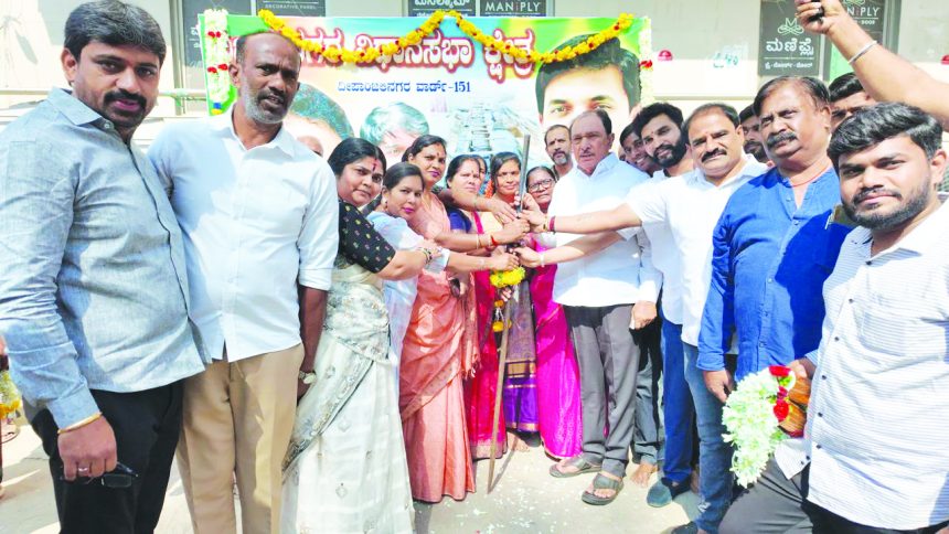 ಚಾಲನೆ… ವಿಜಯನಗರ ವಿಧಾನಸಭಾ ಕ್ಷೇತ್ರದ ದೀಪಾಂಜಲಿನಗರ ವಾರ್ಡ್ನಲ್ಲಿ ವಿವಿಧ ಅಭಿವೃದ್ಧಿ ಕಾಮಗಾರಿಗಳಿಗೆ ಶಾಸಕರಾದ ಎಂ.ಕೃಷ್ಣಪ್ಪ ರವರು ಚಾಲನೆ ನೀಡಿದರು ಈ ಸಂದರ್ಭದಲ್ಲಿ ಸ್ಥಳೀಯ ನಿವಾಸಿಗಳು ಕಾಂಗ್ರೆಸ್ ಮುಖಂಡರು ಹಾಗೂ ಕಾರ್ಯಕರ್ತರು ಉಪಸ್ಥಿತರಿದ್ದರು.