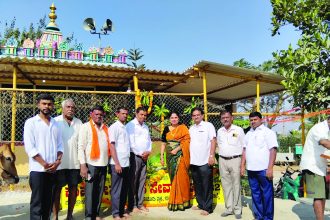ಕಾಮಧೇನು ಹಂಸ ಸೇವಾ ಟ್ರಸ್ಟ್ ವತಿಯಿಂದ ದಿನಾಂಕ ೧೫-೦೨-೨೦೨೬ರ ಶಿವರಾತ್ರಿ ಹಬ್ಬದ ಸಂಭ್ರಮದ ಪ್ರಯುಕ್ತ ಮಾಗಡಿ ರಸ್ತೆಯ ತಾವರೆಕೆರೆ ಗ್ರಾಮದಲ್ಲಿ ಮೂಕ ಪಶು ಪ್ರಾಣಿಗಳು, ಪಕ್ಷಿಗಳಿಗೆ ಜಲ ದಾಹ ನೀಗಿಸುವ ಸಲುವಾಗಿ ಶಾಶ್ವತವಾಗಿ ಉಚಿತ ಕುಡಿಯುವ ನೀರಿನ ಗೋವು ಕಟ್ಟೆ ಘಟಕವನ್ನು ನಿರ್ಮಿಸಿ ಈ ಶುಭ ದಿನದಂದು ಗ್ರಾಮ ಪಂಚಾಯಿತಿ ಅಧ್ಯಕ್ಷರಾದ ಲತಾ ಸೋಮಶೇಖರ್, ಸಮಾಜ ಸೇವಕರಾದ ಗಿರೀಶ್, ರಾಜಣ್ಣ, ಶಿಕ್ಷಕ ಜಯರಾಂ, ಉಮೇಶ್, ನಾರಾಯಣ ಹಾಗೂ ಗ್ರಾಮಸ್ಥರು, ಕಾಮಧೇನು ಹಂಸ ಸೇವಾ ಟ್ರಸ್ಟಿಗಳಾದ ಜಿ.ರಾಧಾ ಜಯರಾಂ, ದುಷ್ಯಂತ, ಕೃಷ್ಣಮೂರ್ತಿ, ರಾಘವೇಂದ್ರ, ರಂಗಸ್ವಾಮಿ, ಎಲ್ಲಾ ಗ್ರಾಮಸ್ಥರು ಶುಭ ಕಾರ್ಯಕ್ರಮದಲ್ಲಿ ಭಾಗವಹಿಸಿ ಹಾರೈಸಿ ಗೋವುಕಟ್ಟೆಯನ್ನು ಲೋಕಾರ್ಪಣೆ ಮಾಡಲಾಯಿತು.