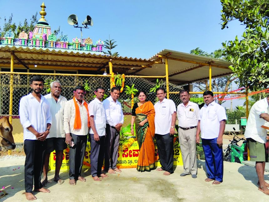 ಕಾಮಧೇನು ಹಂಸ ಸೇವಾ ಟ್ರಸ್ಟ್ ವತಿಯಿಂದ ದಿನಾಂಕ ೧೫-೦೨-೨೦೨೬ರ ಶಿವರಾತ್ರಿ ಹಬ್ಬದ ಸಂಭ್ರಮದ ಪ್ರಯುಕ್ತ ಮಾಗಡಿ ರಸ್ತೆಯ ತಾವರೆಕೆರೆ ಗ್ರಾಮದಲ್ಲಿ ಮೂಕ ಪಶು ಪ್ರಾಣಿಗಳು, ಪಕ್ಷಿಗಳಿಗೆ ಜಲ ದಾಹ ನೀಗಿಸುವ ಸಲುವಾಗಿ ಶಾಶ್ವತವಾಗಿ ಉಚಿತ ಕುಡಿಯುವ ನೀರಿನ ಗೋವು ಕಟ್ಟೆ ಘಟಕವನ್ನು ನಿರ್ಮಿಸಿ ಈ ಶುಭ ದಿನದಂದು ಗ್ರಾಮ ಪಂಚಾಯಿತಿ ಅಧ್ಯಕ್ಷರಾದ ಲತಾ ಸೋಮಶೇಖರ್, ಸಮಾಜ ಸೇವಕರಾದ ಗಿರೀಶ್, ರಾಜಣ್ಣ, ಶಿಕ್ಷಕ ಜಯರಾಂ, ಉಮೇಶ್, ನಾರಾಯಣ ಹಾಗೂ ಗ್ರಾಮಸ್ಥರು, ಕಾಮಧೇನು ಹಂಸ ಸೇವಾ ಟ್ರಸ್ಟಿಗಳಾದ ಜಿ.ರಾಧಾ ಜಯರಾಂ, ದುಷ್ಯಂತ, ಕೃಷ್ಣಮೂರ್ತಿ, ರಾಘವೇಂದ್ರ, ರಂಗಸ್ವಾಮಿ, ಎಲ್ಲಾ ಗ್ರಾಮಸ್ಥರು ಶುಭ ಕಾರ್ಯಕ್ರಮದಲ್ಲಿ ಭಾಗವಹಿಸಿ ಹಾರೈಸಿ ಗೋವುಕಟ್ಟೆಯನ್ನು ಲೋಕಾರ್ಪಣೆ ಮಾಡಲಾಯಿತು.