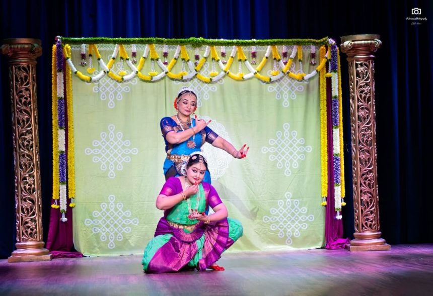 ಕನ್ನಡದ ಖ್ಯಾತ ಹಿರಿತೆರೆ ಮತ್ತು ಕಿರುತೆರೆ ಕಲಾವಿದೆ ರಶ್ಮಿ ಹರಿಪ್ರಸಾದ್  ಶೂಸ್ಟನ್ ನಗರದ ಶ್ರೀ ಕೃಷ್ಣ ಬೃಂದಾವನ ದೇವಸ್ಥಾನದಲ್ಲಿ  ಭಾರತೀಯ ಸಂಸ್ಕöÈತಿ ಸಾರುವ ನೃತ್ಯ ಪ್ರದರ್ಶನ ಪ್ರಸ್ತುತಪಡಿಸಿದರು. ಆರಂಭದಲ್ಲಿ ಏಕವ್ಯಕ್ತಿ ಪ್ರದರ್ಶನ ನೀಡಿದ ಬಳಿಕ  ತಮ್ಮ ಗುರು ರಾಧಾ ಶ್ರೀಧರ್ ಅವರ ಪುತ್ರಿ ಇಂದಿರಾ ಪಾರ್ಥಸಾರಥಿ ಅವರೊಡನೆ  ರಾಮ ಶಾಮ ಪ್ರಸ್ತುತಪಡಿಸಿದರು.  ಕನ್ನಡದ ಖ್ಯಾತ ಕಲಾವಿದೆಗೆ ಅಲ್ಲಿನ  ನಾಗರೀಕರಿಂದ ಕಲಾ ರಸಿಕರಿಂದ ಸನ್ಮಾನ ದೇವಸ್ಥಾನದ ಸ್ಮರಣ ಸಂಚಿಕೆ ಬಿಡುಗಡೆ ಮಾಡುವ  ಗೌರವ ಸಿಕ್ಕಿದ್ದು  ಅವಿಸ್ಮರಣೀಯ ಕ್ಷಣ ಎಂದು ರಶ್ಮಿ ಹರಿಪ್ರಸಾದ್ ಹೇಳಿದ್ದಾರೆ