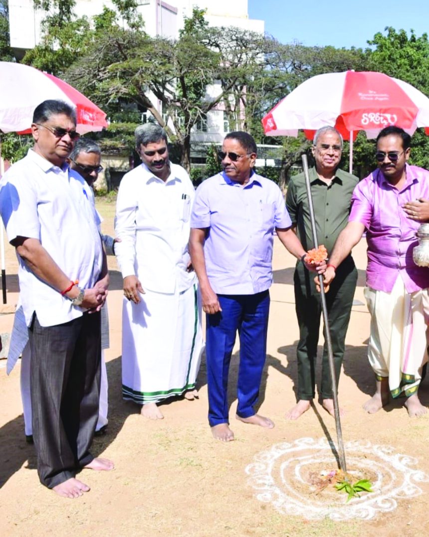 ಬೆಂಗಳೂರು: ಚಾಮರಾಜಪೇಟೆ ಕೋಟೆ ಹೈಸ್ಕೂಲ್ ಮೈದಾನದಲ್ಲಿ ಮಾರ್ಚ್ ೨೭ ರಿಂದ ಏಪ್ರಿಲ್ ೨೨ರ ತನಕ  ೮೮ನೇ ಶ್ರೀರಾಮನವಮಿ ಉತ್ಸವ ನಡೆಯಲಿದೆ. ಪ್ರತಿದಿನ ಸಂಜೆ ಸಂಗೀತ ಕಾರ್ಯಕ್ರಮಗಳು ಬೆಳಿಗ್ಗೆ ಧಾರ್ಮಿಕ ಉಪನ್ಯಾಸಗಳು ನಡೆಯಲಿದೆ. ಶುಕ್ರವಾರ ಚಪ್ಪರ ಮುಹೂರ್ತ ನಡೆದಿದ್ದು  ಐ ಎ ಎಸ್ ಅಧಿಕಾರಿ ಸಿ ಎಸ್ ಕೇದಾರ್ ( ನಿವೃತ್ತ )ಐ ಪಿ ಎಸ್  ಅಧಿಕಾರಿಗೋಪಾಲ್ ಹೊಸೂರು ( ನಿವೃತ್ತ ) ಸುಬ್ಬ ನರಸಿಂಹ ಮುಂತಾದ ಗಣ್ಯರು ಪಾಲ್ಗೊಂಡರು. ಶ್ರೀ ರಾಮ ಸೇವಾ ಮಂಡಳಿಯ  ಮುಖ್ಯಸ್ಥರಾದ ಎಸ್.ಎನ್.ವರದರಾಜ್ ಹಾಗೂ ಎಸ್. ವಿ. ಅಭಿಜಿತ್ ಇದ್ದಾರೆ.