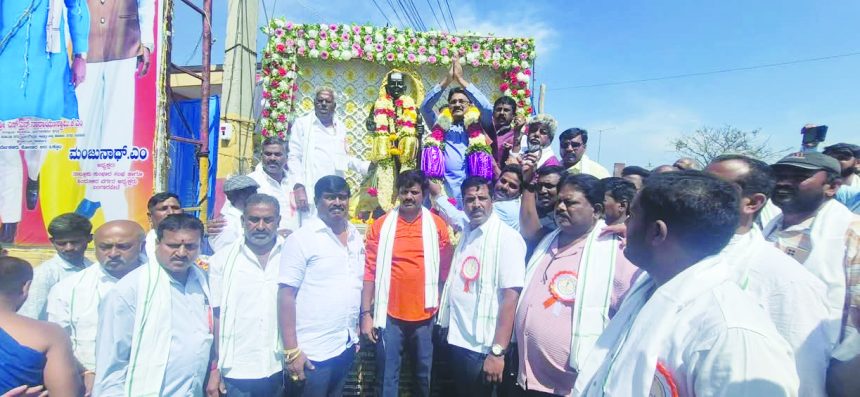 ಸರ್ವಜ್ಞ ಪುತ್ಥಳಿಯ ಲೋಕಾರ್ಪಣೆ ಐತಿಹಾಸಿಕ ಮೈಲುಗಲ್ಲಿಗೆ ಸಾಕ್ಷಿ