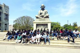 ವಿಧಾನಸೌಧದಲ್ಲಿ ಕೆಲಸ ಮಾಡುವ ಪತ್ರಕರ್ತರ ಮೇಲೆ ಡಿಪಿಎಆರ್ ವಿಧಿಸಿರುವ ನಿರ್ಬಂಧಗಳ ವಿರುದ್ಧ ಕಪುö್ಪ ಉಡುಪು ಧರಿಸಿದ ಪತ್ರಕರ್ತರು ಮಹಾತ್ಮ ಗಾಂಧಿ ಪ್ರತಿಮೆಯ ಮುಂದೆ ಪ್ರತಿಭಟನೆ ನಡೆಸಿದರು.