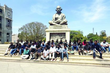 ವಿಧಾನಸೌಧದಲ್ಲಿ ಕೆಲಸ ಮಾಡುವ ಪತ್ರಕರ್ತರ ಮೇಲೆ ಡಿಪಿಎಆರ್ ವಿಧಿಸಿರುವ ನಿರ್ಬಂಧಗಳ ವಿರುದ್ಧ ಕಪುö್ಪ ಉಡುಪು ಧರಿಸಿದ ಪತ್ರಕರ್ತರು ಮಹಾತ್ಮ ಗಾಂಧಿ ಪ್ರತಿಮೆಯ ಮುಂದೆ ಪ್ರತಿಭಟನೆ ನಡೆಸಿದರು.