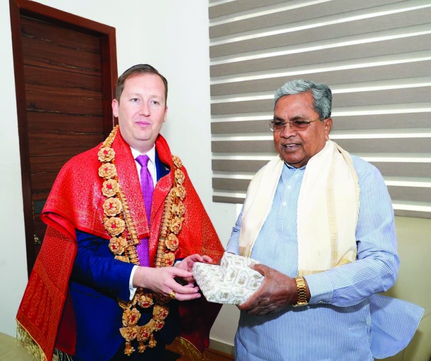 ಭಾರತದಲ್ಲಿನ ಅಮೆರಿಕನ್ ರಾಯಭಾರಿ ಸರ್ಜಿಯೊ ಗೋರ್ ಇಂದು ಮುಖ್ಯಮಂತ್ರಿ ಸಿದ್ದರಾಮಯ್ಯ ಅವರನ್ನು ಅಧಿಕೃತ ನಿವಾಸ ಕಾವೇರಿಯಲ್ಲಿ ಸೌಹಾರ್ದ ಭೇಟಿಯಾಗಿ ಸಮಾಲೋಚನೆ ನಡೆಸಿದರು. ಸಚಿವರಾದ ಡಾ.ಎಂ.ಸಿ.ಸುಧಾಕರ್, ಮುಖ್ಯಮಂತ್ರಿ ಅವರ ಕಾನೂನು ಸಲಹೆಗಾರ ಎ.ಎಸ್.ಪೊನ್ನಣ್ಣ, ಸರ್ಕಾರದ ಮುಖ್ಯ ಕಾರ್ಯದರ್ಶಿ ಶಾಲಿನಿ ರಜನೀಶ್, ಮುಖ್ಯಮಂತ್ರಿ ಅವರ ಅಪರ ಮುಖ್ಯ ಕಾರ್ಯದರ್ಶಿ ಅಂಜುA ಪರ್ವೇಜ್ ಮತ್ತಿತರರು ಉಪಸ್ಥಿತರಿದ್ದರು