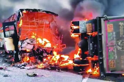 ಟಿಪ್ಪರ್‌ಗೆ ಬಸ್ ಡಿಕ್ಕಿ 12 ಮಂದಿ ಸಜೀವ ದಹನ