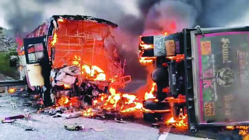 ಟಿಪ್ಪರ್‌ಗೆ ಬಸ್ ಡಿಕ್ಕಿ 12 ಮಂದಿ ಸಜೀವ ದಹನ