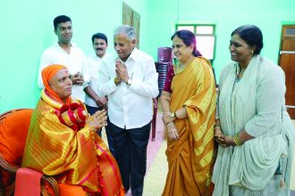 ಧರ್ಮಪತ್ನಿ ಶೈಲಜಾ ಅವರೊಂದಿಗೆ ಕೇಂದ್ರ ಸಚಿವರಾದ ವಿ ಸೋಮಣ್ಣ ರಾಜರಾಜೇಶ್ವರಿ ದೇವಸ್ಥಾನಕ್ಕೆ ಭೇಟಿ