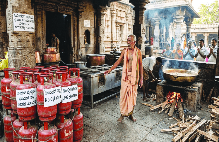 ರಾಜ್ಯದಲ್ಲಿ ದೇವಸ್ಥಾನಗಳಿಗೂ ತಟ್ಟಿದ ಯುದ್ಧದ ಬಿಸಿ | ಭಕ್ತಾದಿಗಳಿಗೆ ಪ್ರಸಾದ ಸೇವೆಯಲ್ಲಿ ವ್ಯತ್ಯಯ