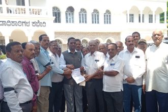 ನಿವೃತ್ತ ನೌಕರರ ಈಗಿನ ಸೌಲಭ್ಯಗಳನ್ನು ಮುಂದುವರಿಸಲು ನಿವೃತ್ತ ನೌಕರರ ಸಂಘದ ವತಿಯಿಂದ ಮೌನಪ್ರತಿಭಟನೆ