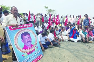 ಮುದುವಾಡಿ ಕೆರೆ ಕಟ್ಟೆಯ ಮೇಲೆ ತಡೆಗೋಡೆ ನಿರ್ಮಾಣಕ್ಕೆ ಒತ್ತಾಯಿಸಿ ಪ್ರತಿಭಟನೆ